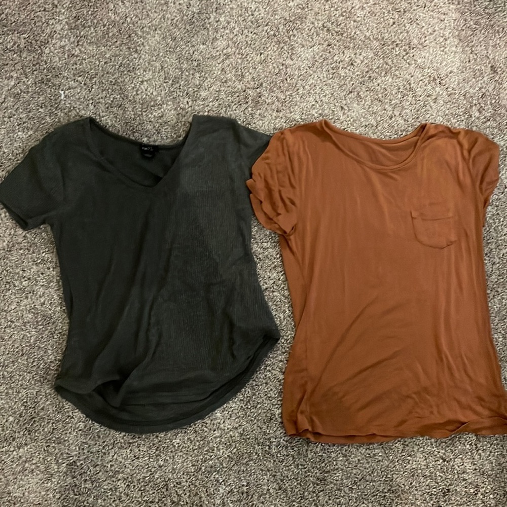 2 T-shirts